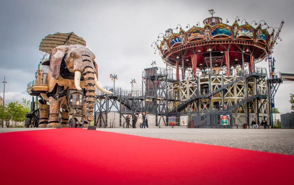 Photo du Grand Elephant et le Carrousel des Mondes Marins
